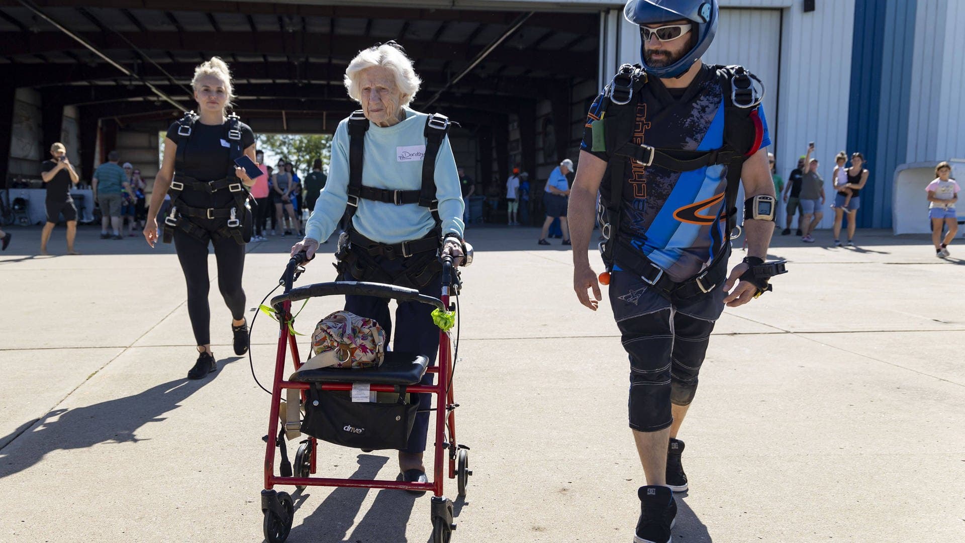 Die 104-jährige Dorothy Hoffner schiebt ihren Rollator vor dem Fallschirmsprung