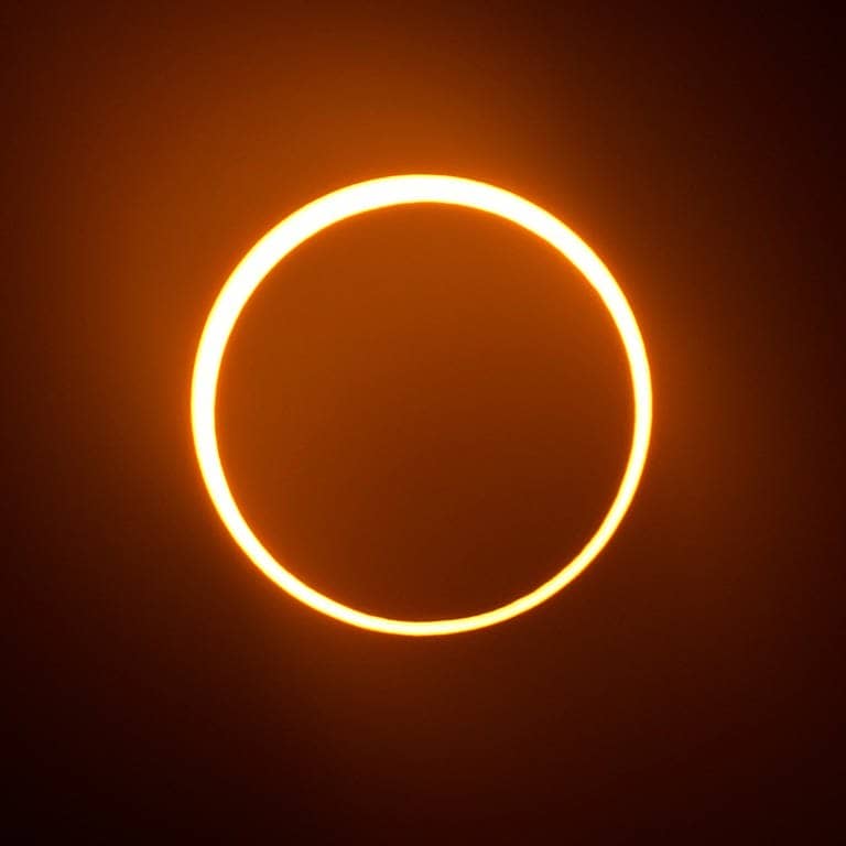 Die ringförmige Sonnenfinsternis ist von San Antonio aus gesehen. Dabei schiebt sich der Mond zwischen Erde und Sonne, der äußere Rand unseres Heimatsterns bleibt aber sichtbar. 