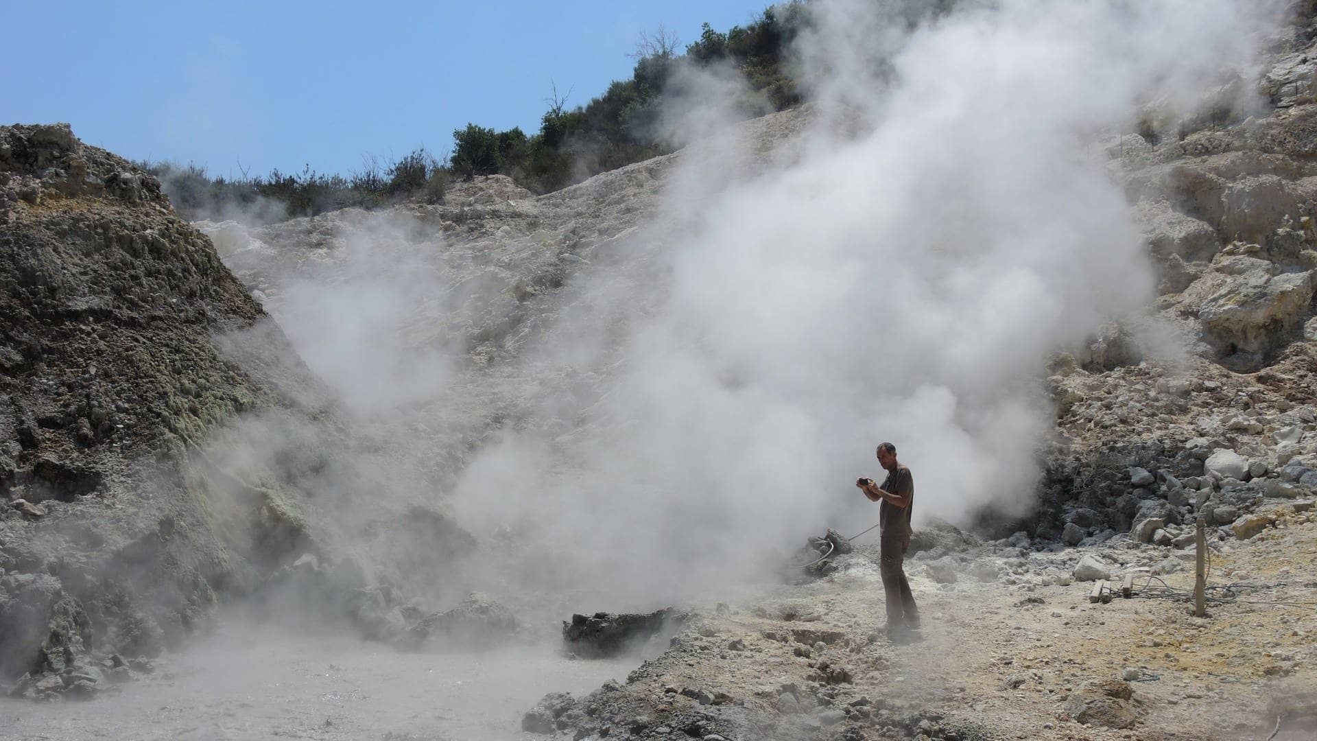 Supervulkan: Ein Geologe macht Fotos nahe einer Rauchsäule auf dem Gebiet der Phlegräischen Felder in Pozzuoli