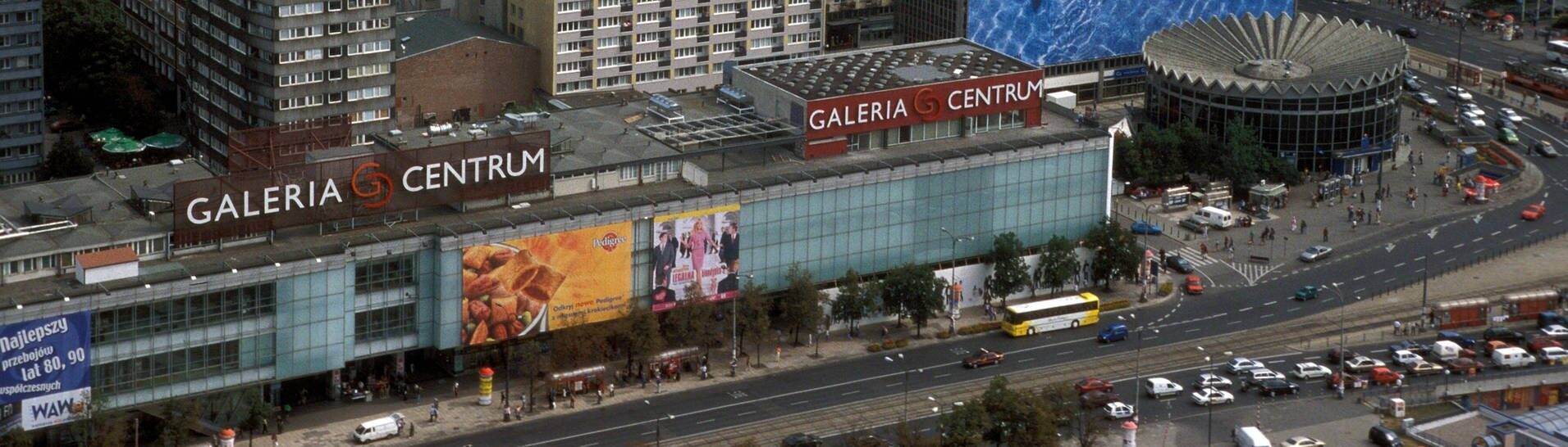 Ausblick von einer Aussichtsplattform des Kulturpalasts auf das Kaufhaus Galeria Centrum in Warschau.