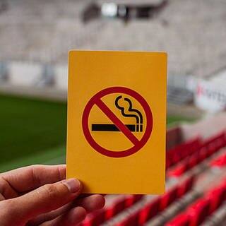 So sieht die Gelbe Karte für Raucher im Freiburger Europapark-Stadion aus.