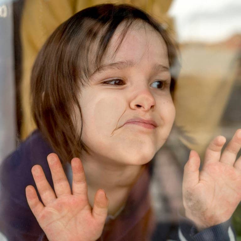 Ein Kind drückt sich die Nase wartend an einer Scheibe platt. (Symbolfoto) (Foto: dpa Bildfunk, Symbolfoto, ANAF01187)