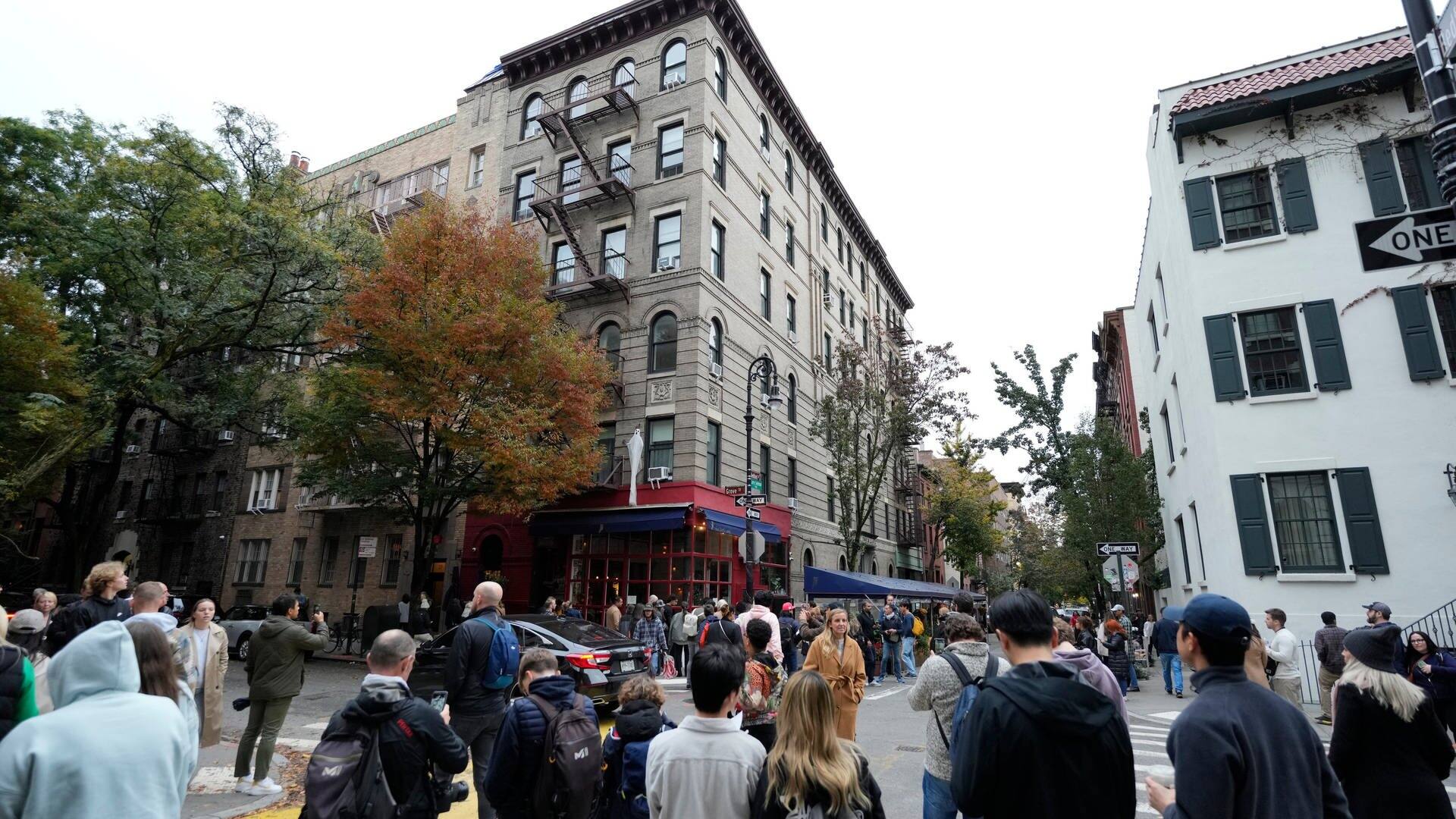 Menschen versammeln sich an einer behelfsmäßigen Gedenkstätte für Matthew Perry vor dem «Friends»-Haus, einem Gebäude, das in Außenaufnahmen der Fernsehserie "Friends" zu sehen ist.