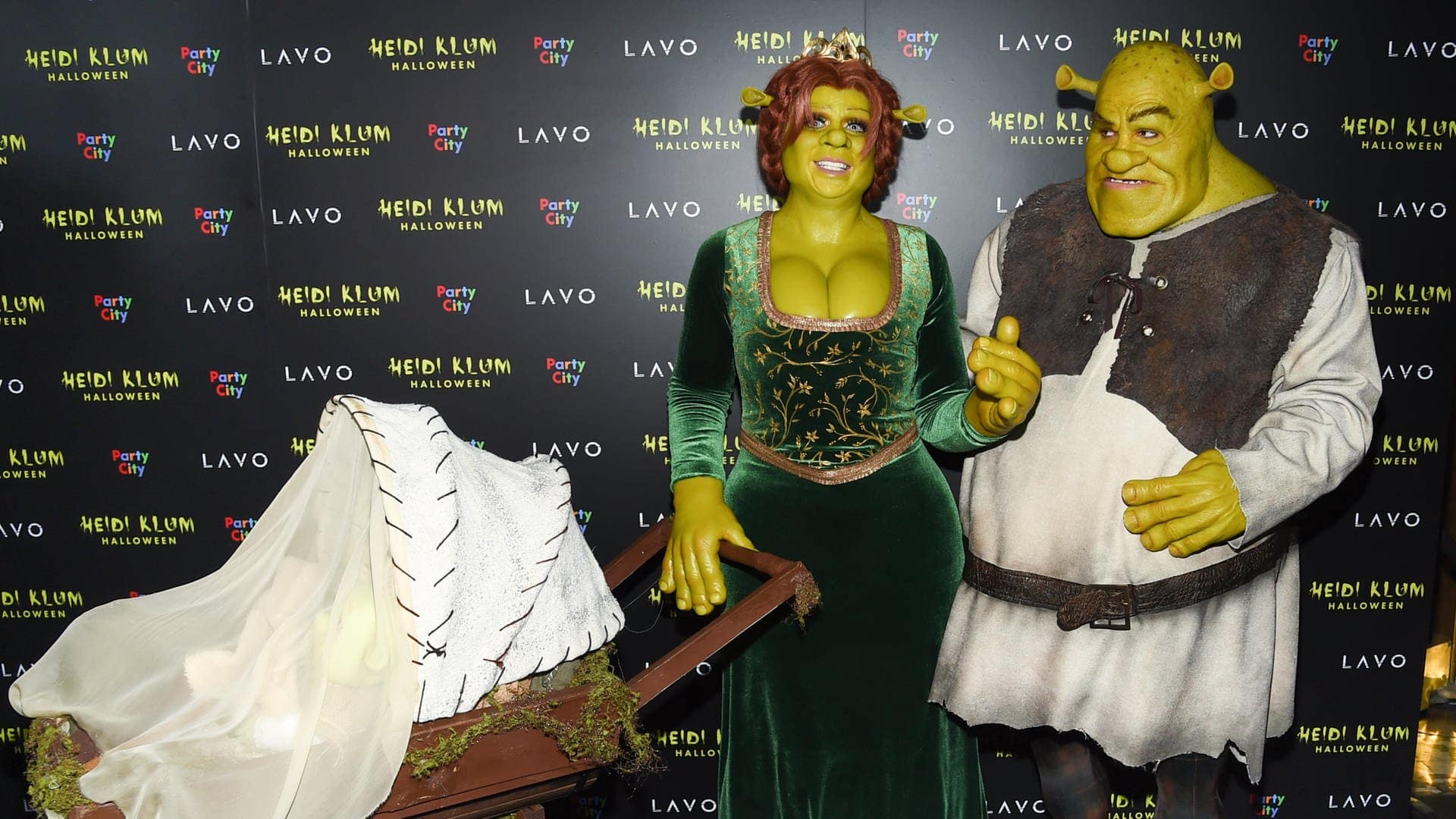 Heidi Klum (l) und ihr Freund Tom Kaulitz kommen als das grüne Oger-Paar Shrek und Fiona verkleidet zur 19. Halloweenparty von Heidi Klum. (Foto: dpa Bildfunk, picture alliance/dpa | Evan Agostini)