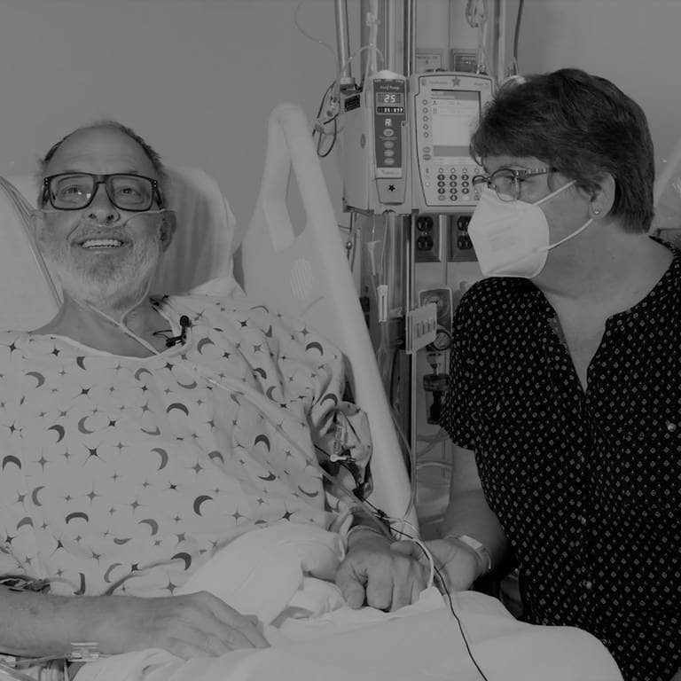 Auf diesem von der University of Maryland School of Medicine zur Verfügung gestellten Foto liegt Lawrence Faucette im Bett neben seiner Frau Anne im Krankenhaus der University of Maryland in Baltimore, bevor er ein Schweineherz transplantiert bekommt.