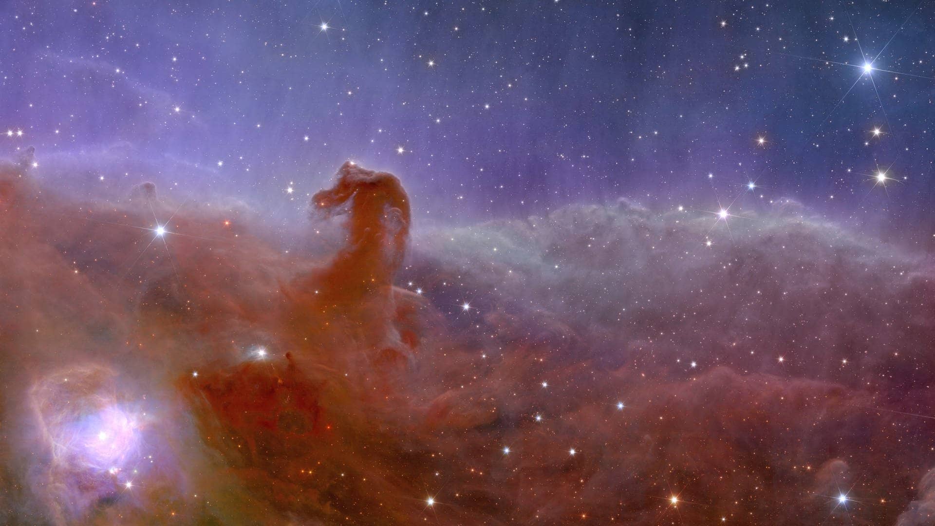 Die Reise beginnt „in der Nähe“: Wir sehen den Pferdekopfnebel im Sternbild Orion in bestechender Schärfe. Er ist rund 1.500 Lichtjahre entfernt.