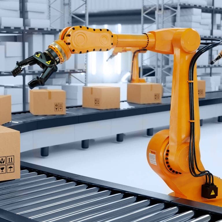 Symbolbild eines Industrieroboters mit Paketen auf einem Fließband