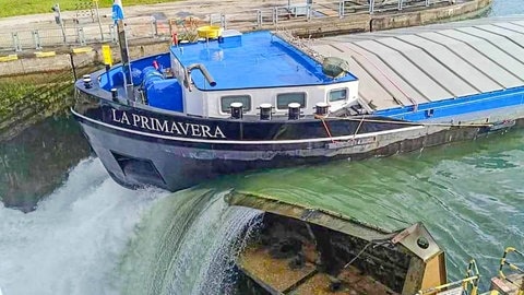 Ein Güterschiff steckt im Schleusentor der Schleuse Iffezheim (Foto: IMAGO, IMAGO/Einsatz-Report24) Ein Güterschiff steckt im Schleusentor der Schleuse Iffezheim