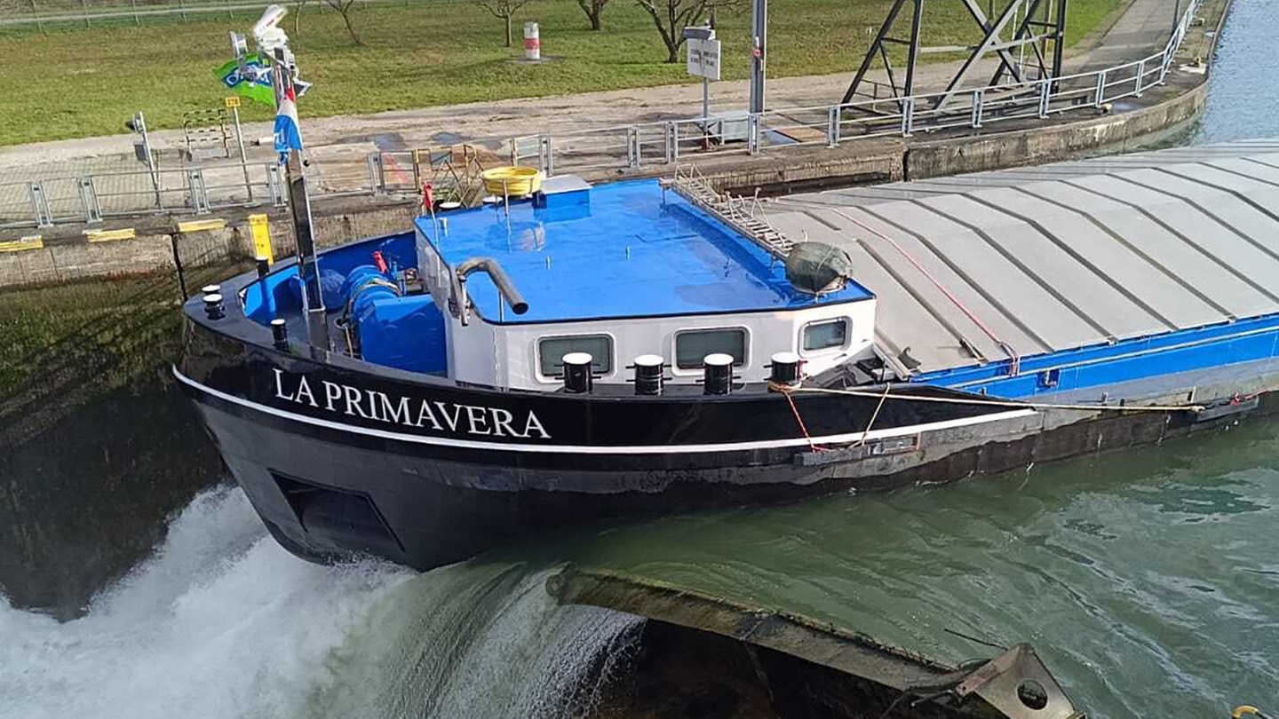 Das Schiff La Primavera steckt im Tor der Schleuse bei Iffezheim fest