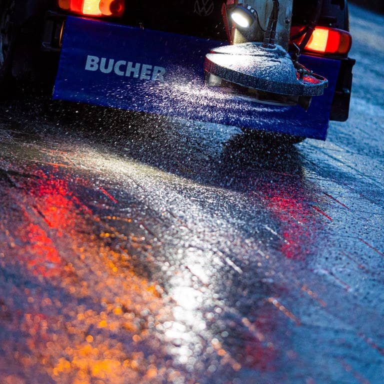 Ein Streufahrzeug streut Salz auf eine glatte Straße (Foto: dpa Bildfunk, picture alliance/dpa | Moritz Frankenberg)