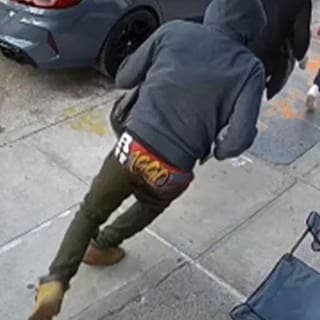 Überwachungsvideo von einem Überfall. Ein Räuber trägt eine auffällige Unterhose. Deshalb wurde er jetzt gefasst. (Foto: Screenshot/YouTube abc7NY)