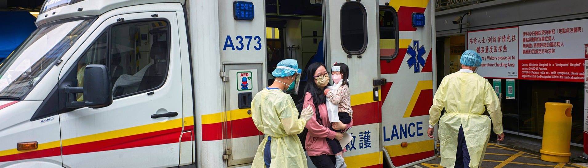 Im Norden Chinas werden viele Kinder mit einer Lungenentzündung ins Krankenhaus gebracht – hier eine Mutter mit ihrem Kind am Krankenwagen (Archivbild).