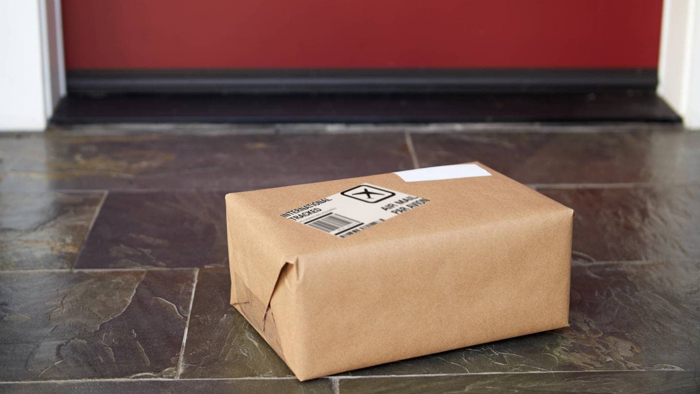 Paket vor einer Haustüre (Foto: IMAGO, IMAGO / Shotshop)