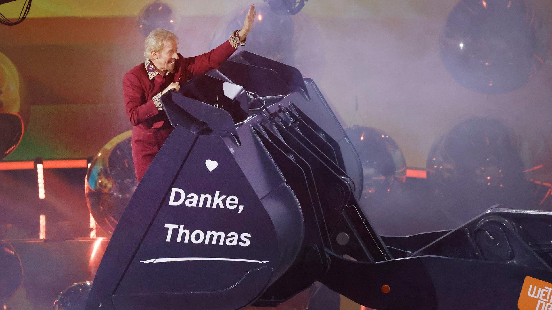 Moderator Thomas Gottschalk wird am Ende der ZDF-Show "Wetten, dass..?" in einer Baggerschaufel über die Bühne gefahren. Gottschalk moderiert zum letzten Mal «Wetten, dass..?». Nach 36 Jahren beendet er am 25. November seine Karriere als Wett-Moderator.