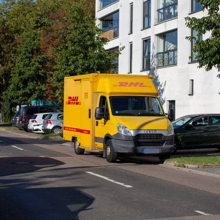 Ein Postauto in Karlsruhe