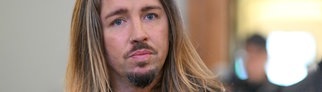 Gil Ofarim sitzt im Gerichtssaal