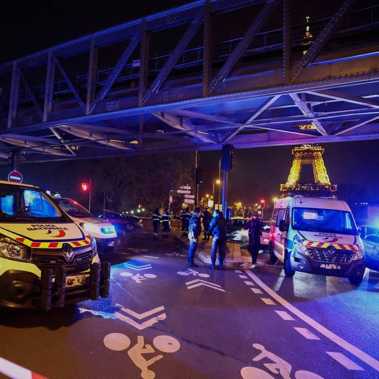 Polizisten stehen am Tatort nach einem Messerangriff in der Nähe des Pariser Eiffelturms
