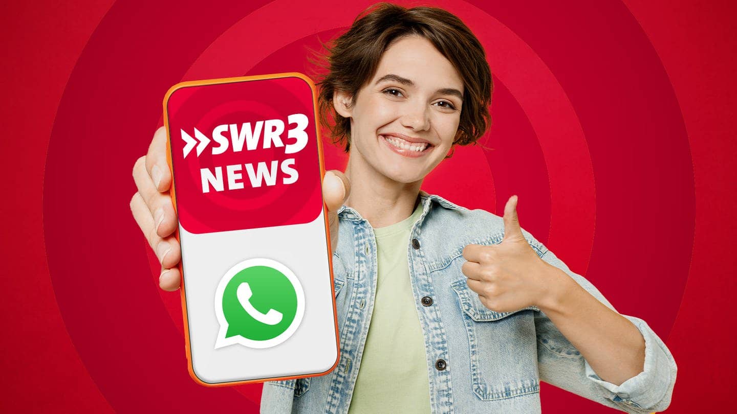 Eine Frau hält ein Smartphone mit dem Display nach vorne nach oben. Da SWR3 nun einen Whatsapp-Kanal hat, sind darauf die beiden Logos zu sehen.