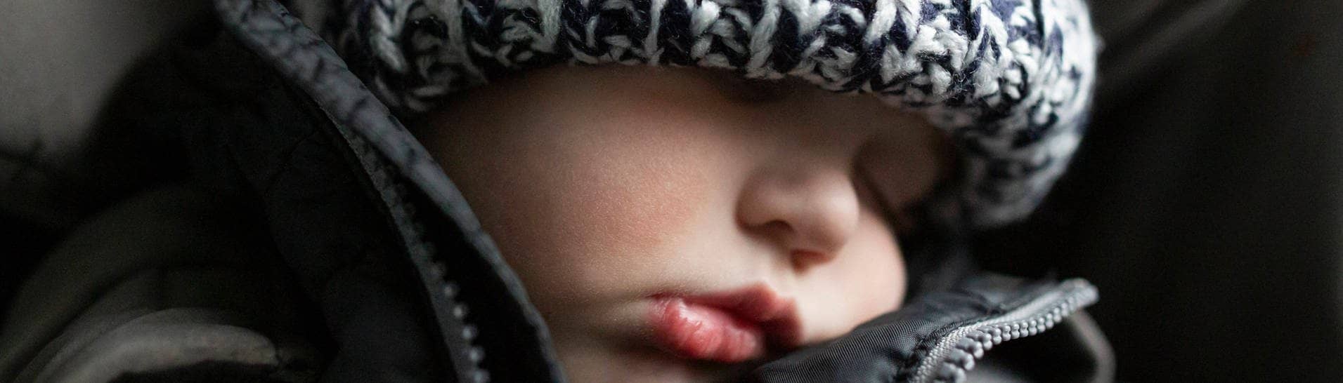 Baby schläft im Autositz (Foto: IMAGO, IMAGO / Cavan Images)