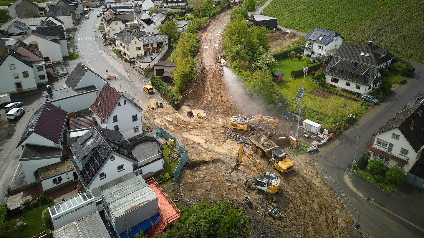 Mit schwerem Gerät wird an der Ahr der Wiederaufbau der Bahnstrecke vorangetrieben. (Foto: dpa Bildfunk, picture alliance/dpa | Thomas Frey)