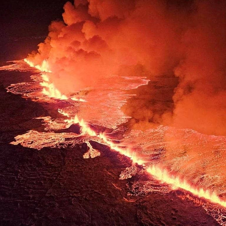 Aus einem Riss in der Erde spritzt Lava