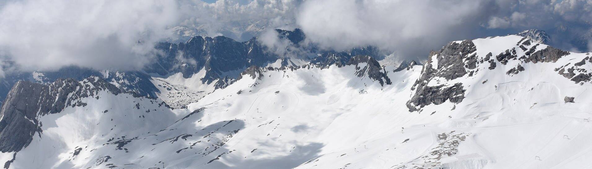Garmisch-Partenkirchen: Wolken ziehen über das Skigebiet auf dem Zugspitzplatt.