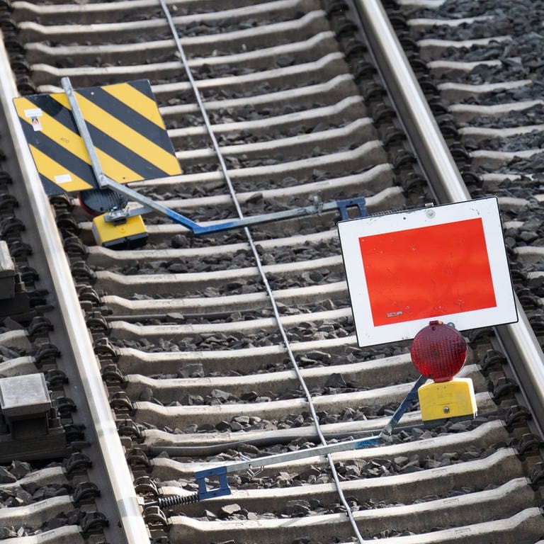 Ein rotes Schild sperrt ein Gleis der Riedbahn genannten Bahnstrecke Mannheim-Frankfurt am Bahnhof Lampertheim.