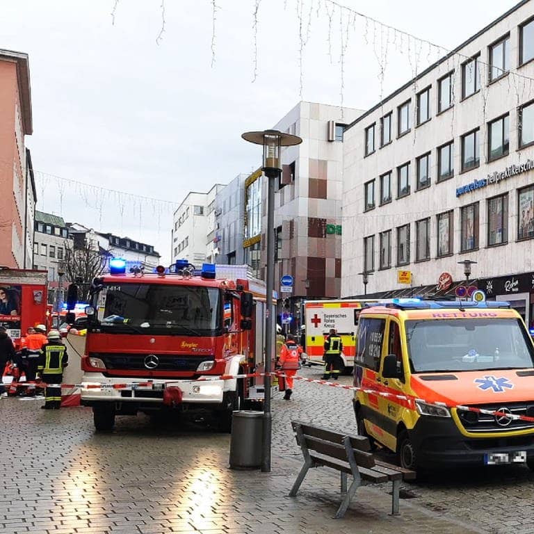 Einsatzkräfte von Feuerwehr und Rettungsdienst stehen in der Innenstadt von Passau. (Foto: dpa Bildfunk, picture alliance/dpa/Zema Medien | -)