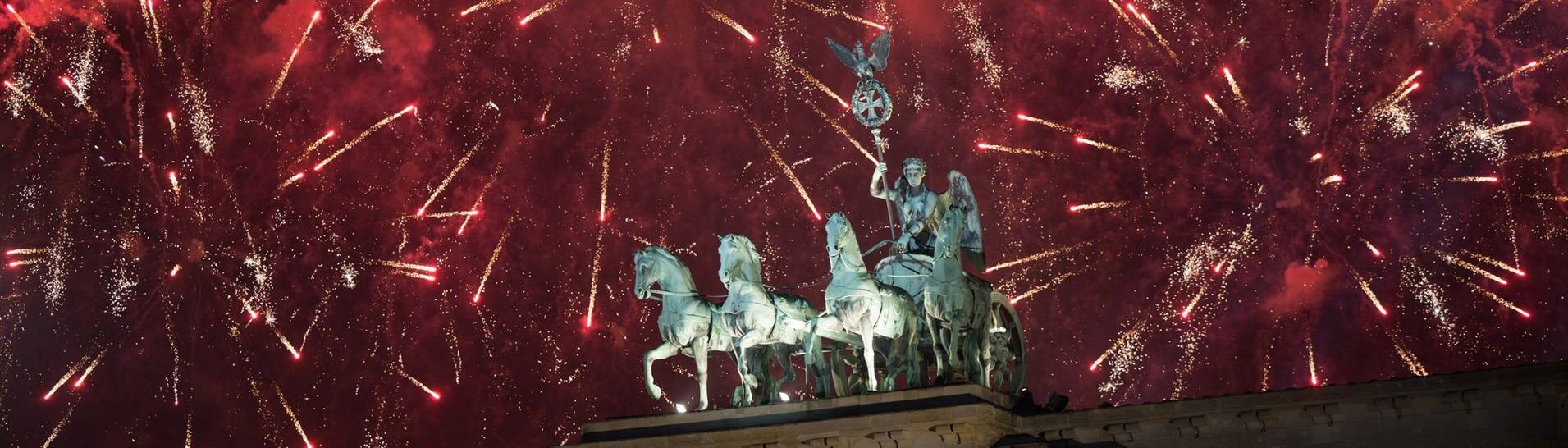 Die Quadriga des Brandenburger Tors in Berlin vor Silvester-Feuerwerk (Foto: dpa Bildfunk, picture alliance/dpa | Sebastian Gollnow)