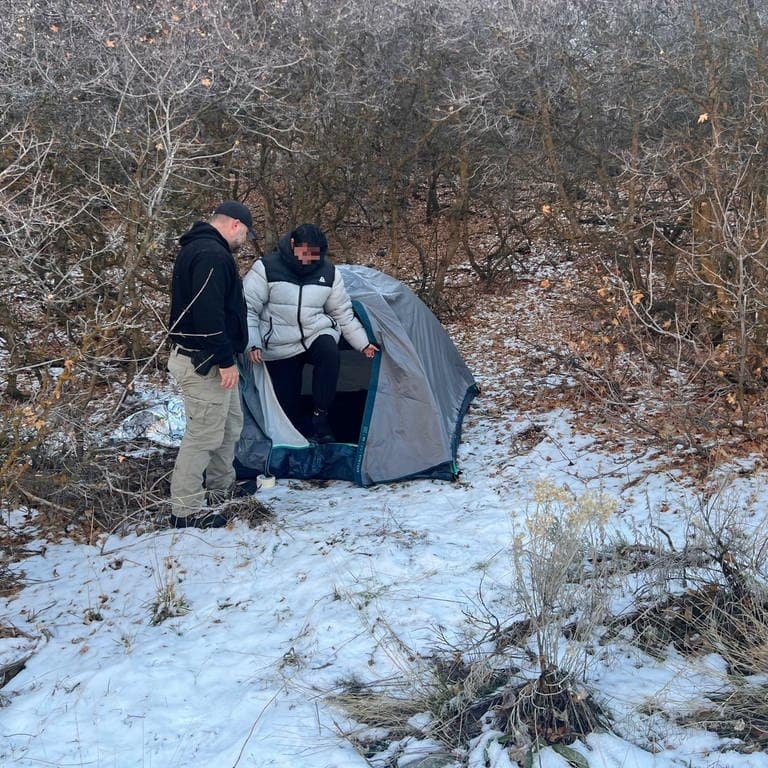 Ein 17-jähriger chinesischer Austauschschüler wird in der verschneiten Wildnis von Utah in einem Zelt von einem Polizisten gefunden. (Foto: City of Riverdale, Utah (via Facebook))