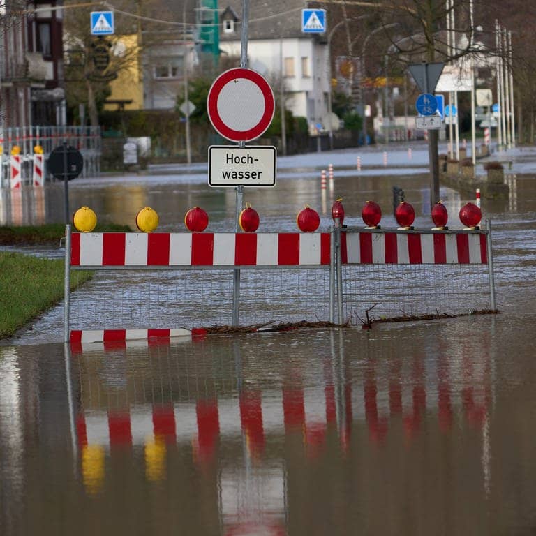 Die Bundesstraße 416 ist im Moseltal bei Koblenz-Güls überflutet.