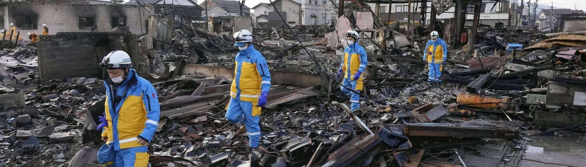 Polizeibeamte inspizieren den ehemaligen Standort eines Marktes in der Präfektur Ishikawa, nachdem der berühmte Touristenort bei einem Feuer abgebrannt war, das nach einem starken Erdbeben ausgebrochen war.