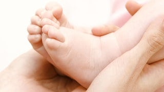Symbolbild von Babyfüßen, denn trotz Glatteis hat es Petra aus Nürtingen geschafft bei einer unbeplanten Hausgeburt zu helfen.