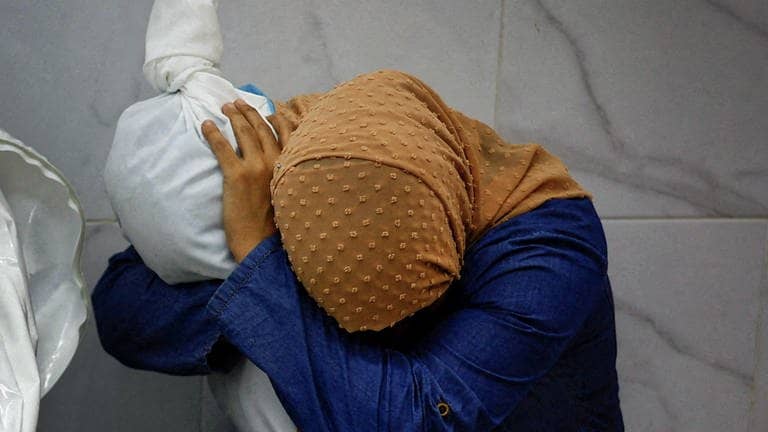 Eine junge Palästinenserin umart ihre tote Nichte im Nasser-Krankenhaus in Chan Junis. Es ist das World Press Photo 2024. (Foto: dpa Bildfunk, picture alliance/dpa/Reuters | Mohammed Salem)