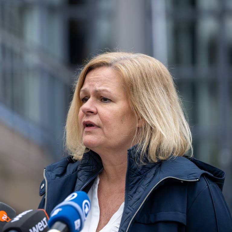 Nancy Faeser (SPD), Bundesinnenministerin, gibt in Saarbrücken ein Statement zu den mutmaßlichen Agenten mit Verbindung zu Russland, die in Bayern verhaftet worden sind. (Foto: dpa Bildfunk, picture alliance/dpa | Harald Tittel)