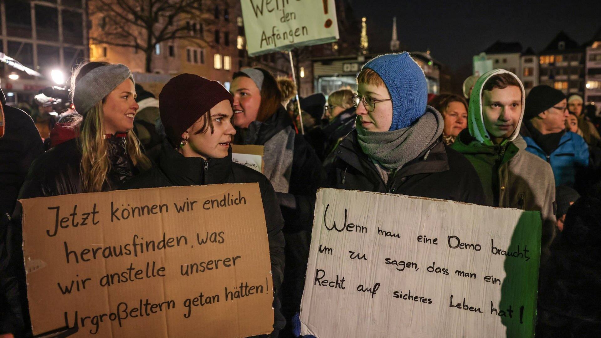 Demonstranten stehen auf dem Heumarkt. Zahlreiche Menschen sind zu einer Demonstration des "Bündnisses gegen Rassismus" in Köln zusammengekommen .