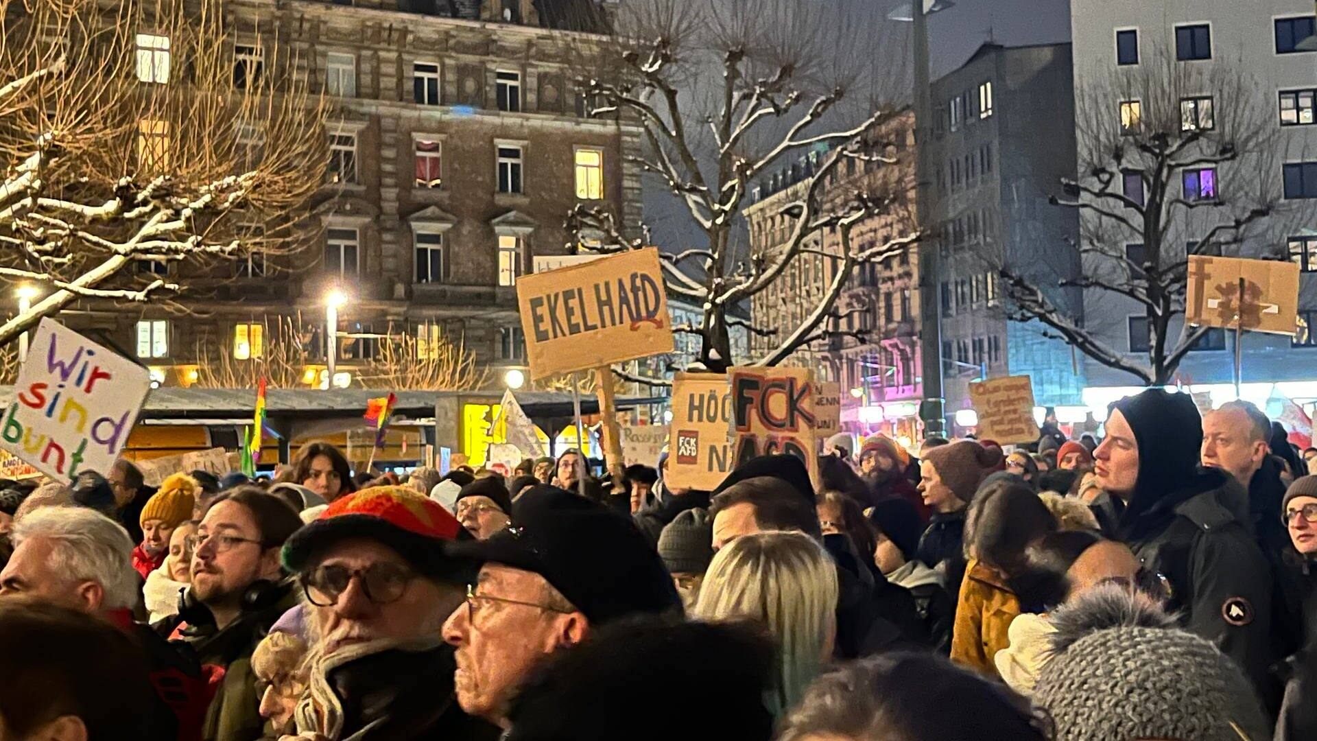 Unter dem Motto «Zeichen gegen Rechts – Kein Platz für Nazis» nehmen Menschen an einer Kundgebung in der Mainzer Innenstadt teil.