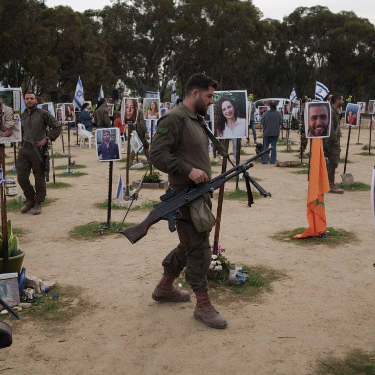 Ein israelischer Soldat besucht die Stelle, an der am 7. Oktober bei einem grenzüberschreitenden Angriff der Hamas auf dem Nova-Musikfestival in Re'im Feiernde getötet wurden. (Foto: dpa Bildfunk, picture alliance/dpa/AP | Leo Correa)
