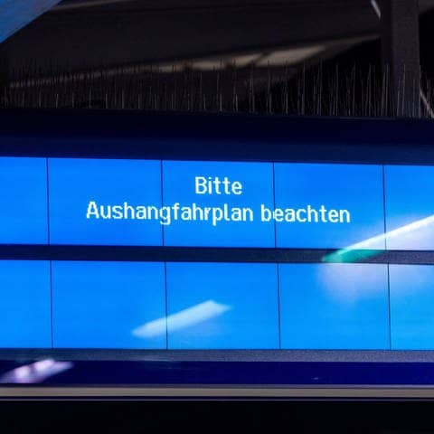 Auf einer Anzeigetafel im Hauptbahnhof ist der Schriftzug „Bitte Aushangfahrplan beachten“ zu sehen