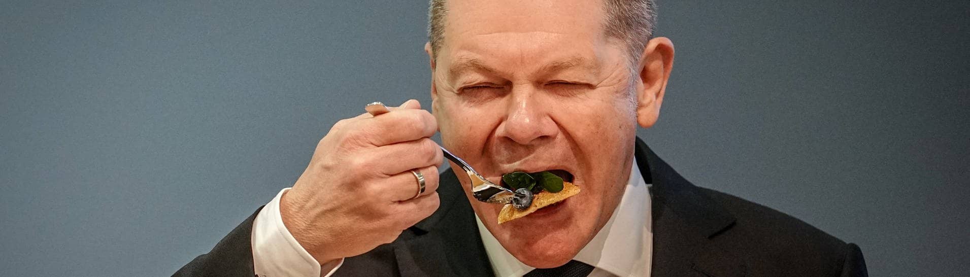 Bundeskanzler Olaf Scholz (SPD) führt eine Gabel mit Essen zum Mund.