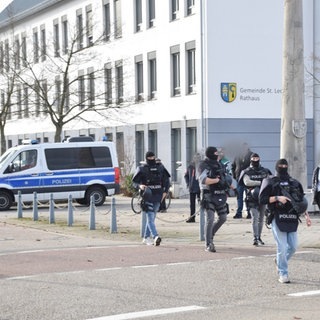 Spezialeinsatzkräfte der Polizei sind an einer Schule in St. Leon-Rot im Einsatz. 