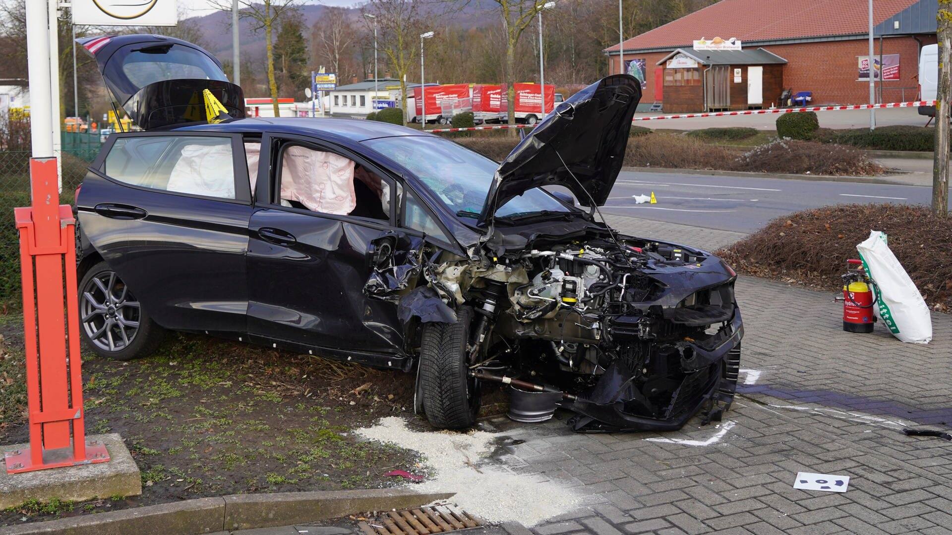 Nach einem Unfall steht ein schwer beschädigtes Auto in Seesen. Nach der Gewalttat an einer Schule in St. Leon-Rot bei Heidelberg ist der flüchtige mutmaßliche Täter mit seinem Auto in Niedersachsen in den Gegenverkehr geraten und bei einem Zusammenstoß verletzt worden. Der 18-Jährige sei danach vorläufig festgenommen worden.