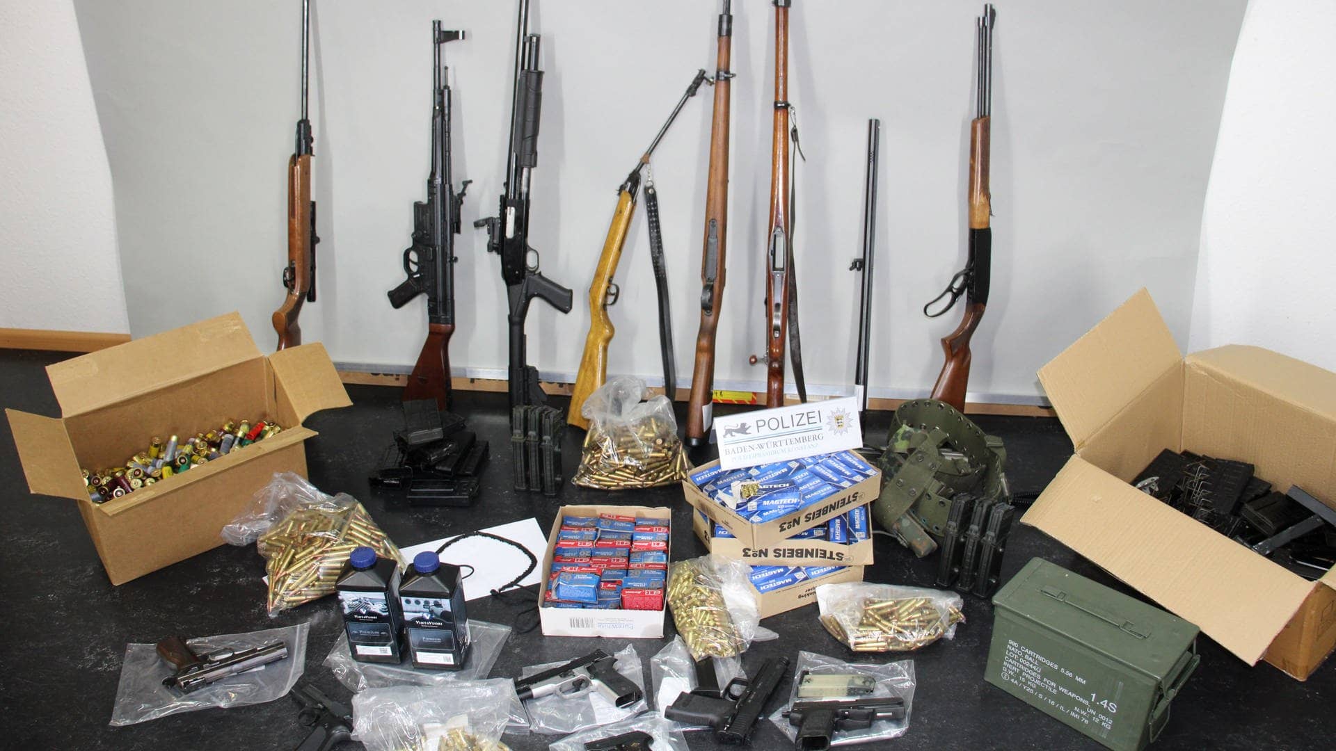 Diese Waffen und anderen Gegenstände wurden nach einer eskalierten Zwangsräumung in einem Haus in Unterkirnach gefunden.