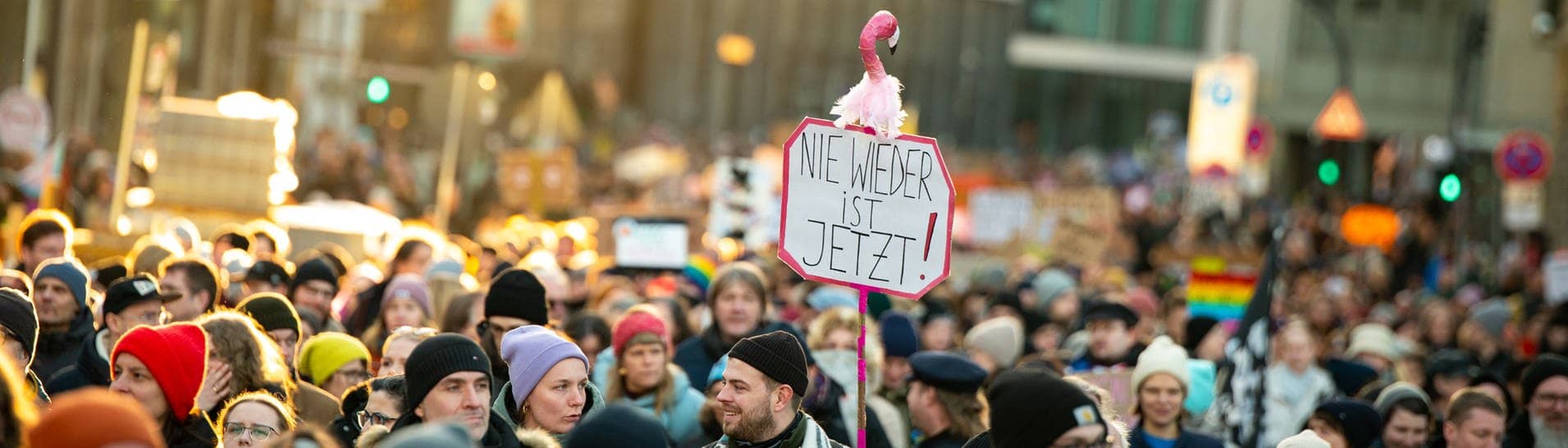 «Nie wieder ist jetzt» steht auf einem Plakat bei der Demonstration gegen Rechtsextremismus.  (Foto: dpa Bildfunk, picture alliance/dpa | Jonas Walzberg)