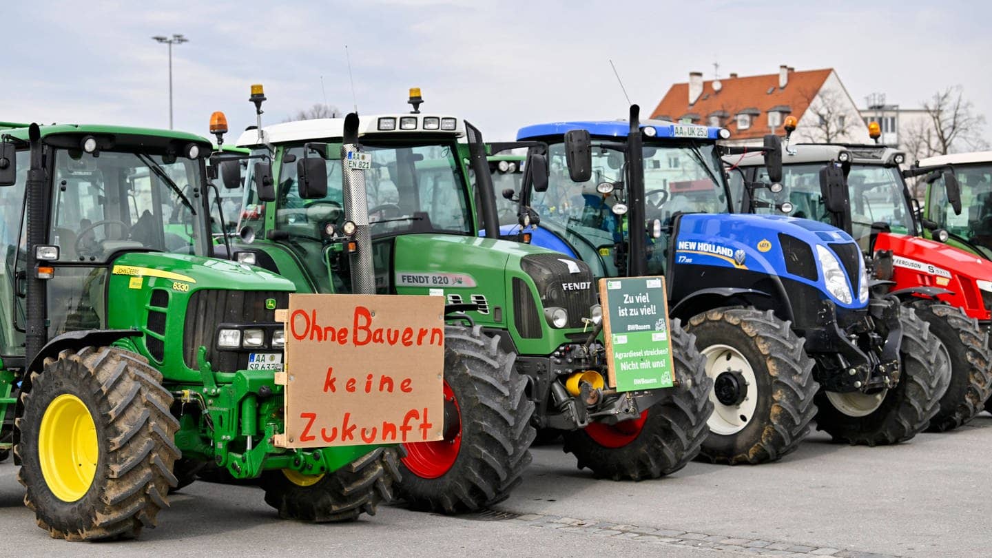 Traktoren stehen in Stuttgart: Wie geht is in der Zukunft weiter mit den Bauernprotesten? (Foto: IMAGO, IMAGO / Michael Weber)