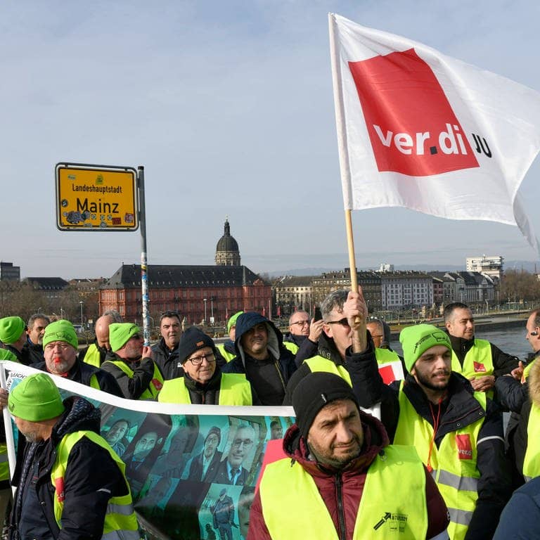 Streikende Beschäftigte im Öffentlichen Nahverkehr beim Protest in Mainz auf der Theodor-Heuss-Brücke. (Foto: IMAGO, IMAGO / HEN-FOTO)