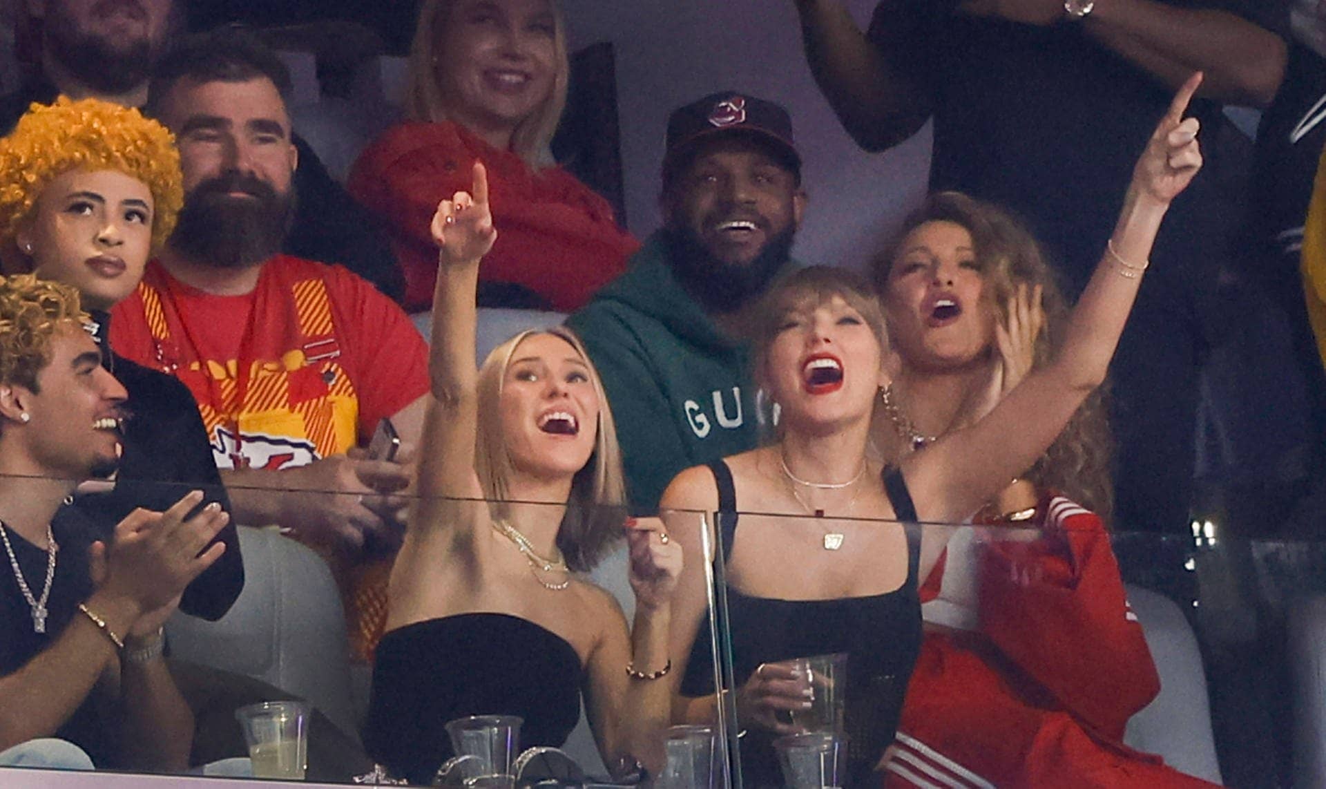 Taylor Swift mit Ashley Avignone, Blake Lively und Ice Spice beim Super Bowl.