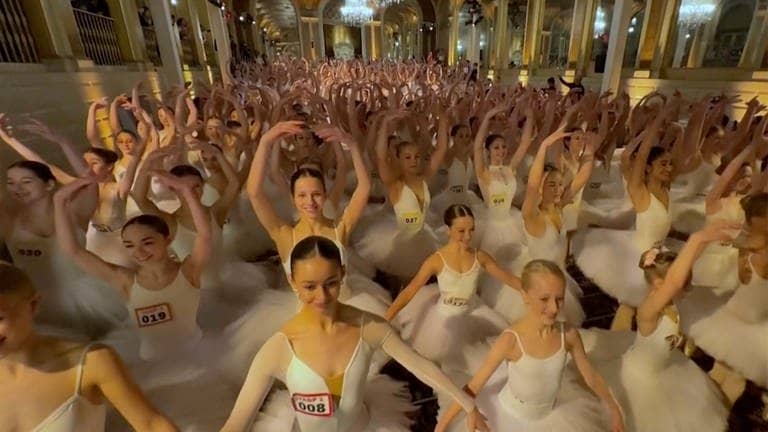 Dieses Videostandbild zeigt junge Tänzerinnen und Tänzer, die im Plaza Hotel auftreten, um den Weltrekord für Spitzentanz an einem Ort zu brechen.  (Foto: dpa Bildfunk, picture alliance/dpa/AP | Uncredited)