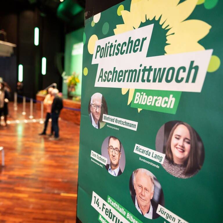 Ein Plakat mit der Aufschrift "Politischer Aschermittwoch" hängt beim politischen Aschermittwoch der baden-württembergischen Grünen in der Stadthalle in Biberach.