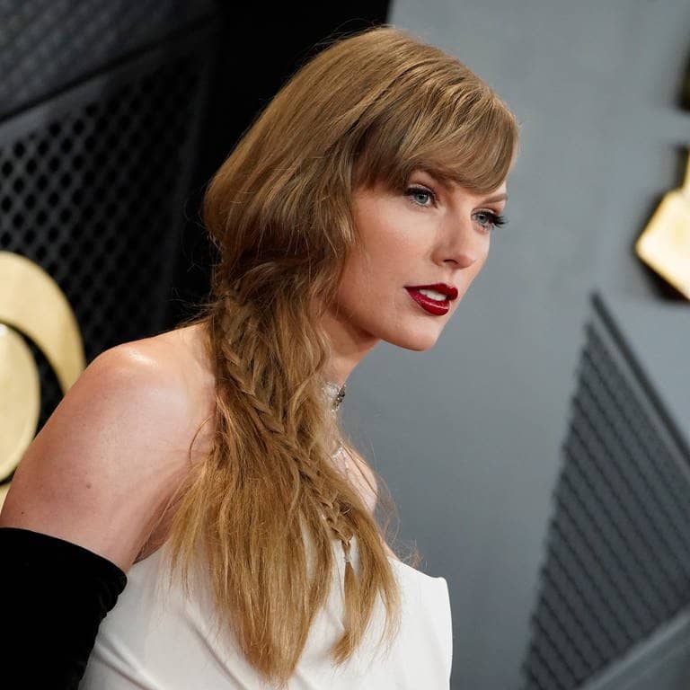 Taylor Swift posiert bei den Grammys